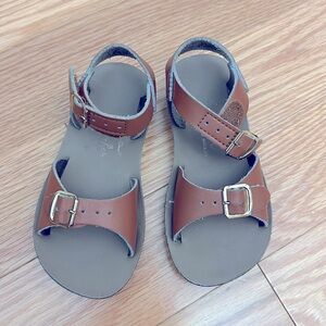 Sun-San Surfer leather sandles that go with EVERYTHING! Velcro closure.
